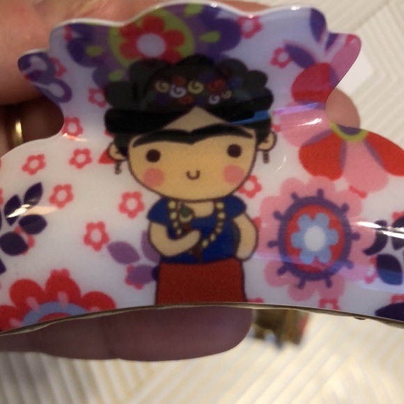 Frida Kahlo Plastic Floral & Gold Hair Clip & 2 Silky Scrunchies Hair Ties Set - Picture 3 of 12